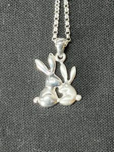 Halsband Två kaniner